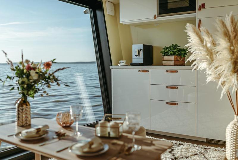 מלון מורביש אם סי Myhouseboat 2 מראה חיצוני תמונה