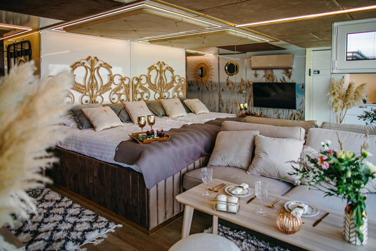 מלון מורביש אם סי Myhouseboat 2 מראה חיצוני תמונה